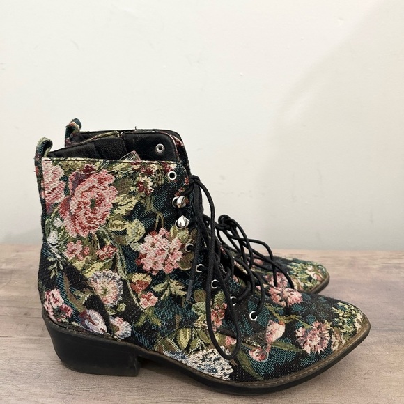 Indigo Rd. Yarine Floral Embroidered Heeled Ankle Boots Booties Stacked Size 9 - Picture 1 of 8